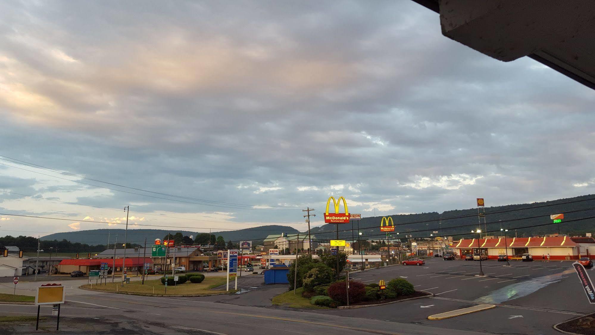Sonrise Inn Lincoln Hwy By Oyo Breezewood Eksteriør billede